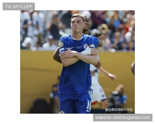 特写：帕尔默戴帽后平静指向看台，将进球献给生病的亲友